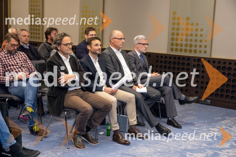  Martin Wienerroither, generalni direktor Porsche Slovenija;  Danilo Ferjančič, generalni direktor Porsche Slovenija d.o.o;  ... ;  ... Tiskovna konferenca o električni prihodnosti znamke Volkswagen