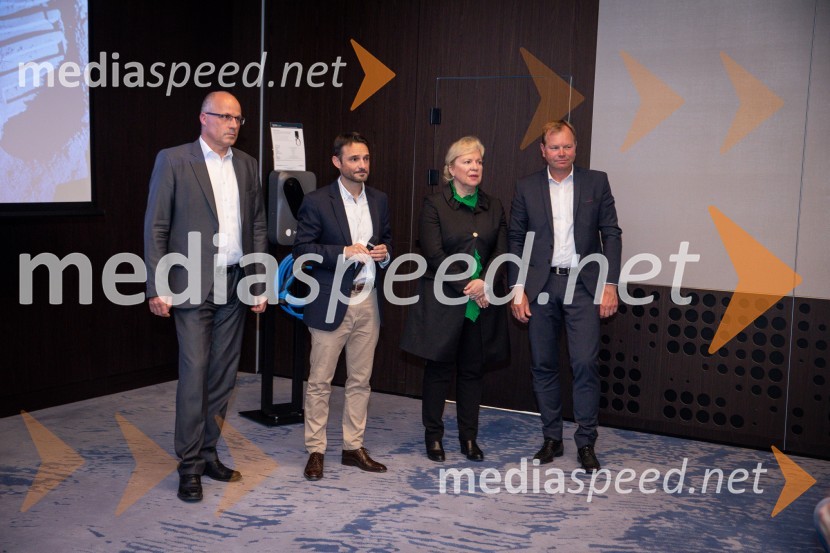  ... ;  Danilo Ferjančič, generalni direktor Porsche Slovenija d.o.o;  Sabrina Pečelin, vodja odnosov z javnostmi pri Porsche Slovenija d.o.o.;  Marko Škriba, direktor znamke Volkswagen pri Porsche Slovenija d.o.o.Tiskovna konferenca o električni prihodnosti znamke Volkswagen