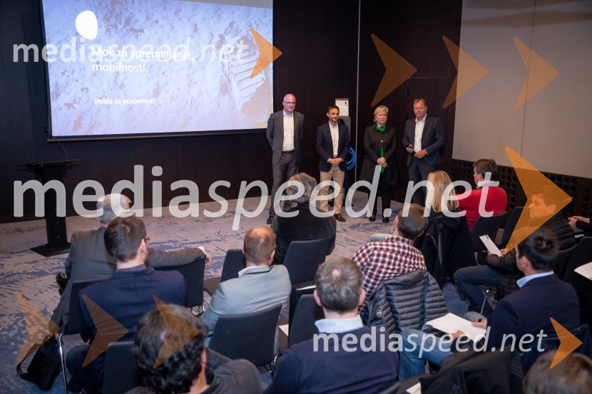  ... ;  Danilo Ferjančič, generalni direktor Porsche Slovenija d.o.o;  Sabrina Pečelin, vodja odnosov z javnostmi pri Porsche Slovenija d.o.o.;  Marko Škriba, direktor znamke Volkswagen pri Porsche Slovenija d.o.o.Tiskovna konferenca o električni prihodnosti znamke Volkswagen