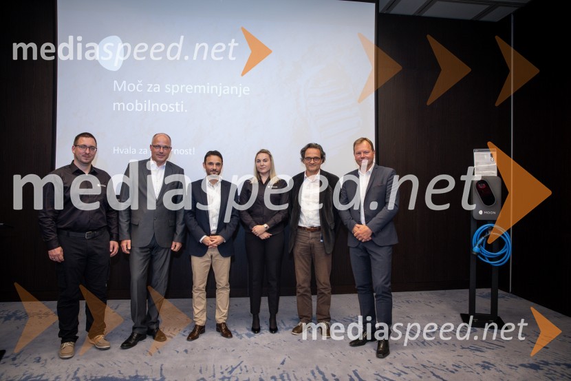  ... ;  ... ;  Danilo Ferjančič, generalni direktor Porsche Slovenija d.o.o;  ... ;  Martin Wienerroither, generalni direktor Porsche Slovenija;  Marko Škriba, direktor znamke Volkswagen pri Porsche Slovenija d.o.o.Tiskovna konferenca o električni prihodnosti znamke Volkswagen