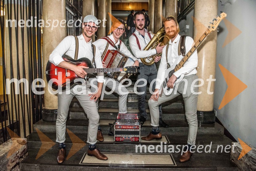  Lenart Rupar, ansambel Hozentregarji;  Janez Luznar, ansambel Hozentregarji;  ... ;  Jernej Strah Bergant, ansambel HozentregarjiVolkswagen Špila, finalni koncert