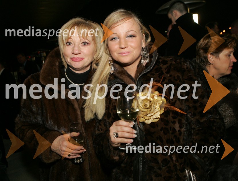 Nika Marolt (DJ Nika), lastnica trgovine s krznom, sicer dekle 6pack Čukurja z mamo JanjoOtvoritev lokalov Samsara, Kolosej Maribor