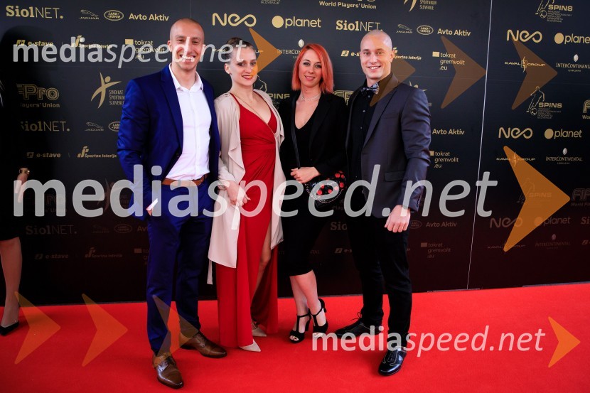  Filip Kržišnik, F&B Acrobatics;  Nina Ogrin, plesalka;  Miriam Škubic;  Blaž Slanič, F&B AcrobaticsNajboljši nogometaš Rudi Požeg Vancaš, najboljši trener Ante Simundža