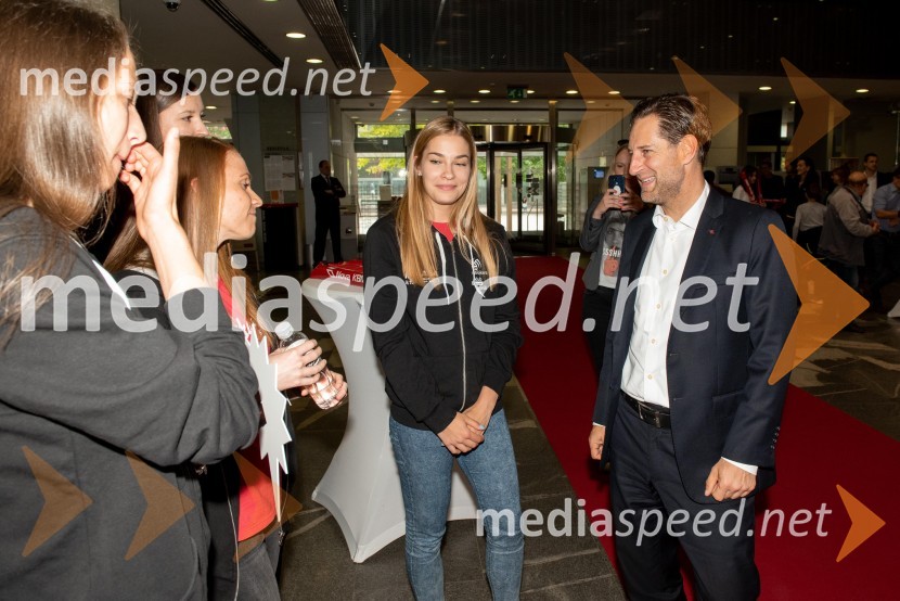  Anita Sobočan, OK Nova KBM Branik;  John Denhof, predsednik uprave NKBMSprejem odbojkaric klub Nova KBM Branik