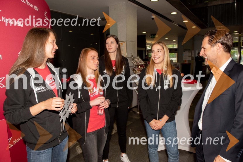 Sprejem odbojkaric klub Nova KBM Branik