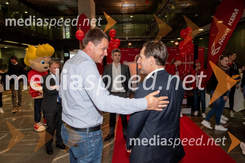  Mitja Koželj, direktor Nove KBM Branik;  John Denhof, predsednik uprave NKBMSprejem odbojkaric klub Nova KBM Branik