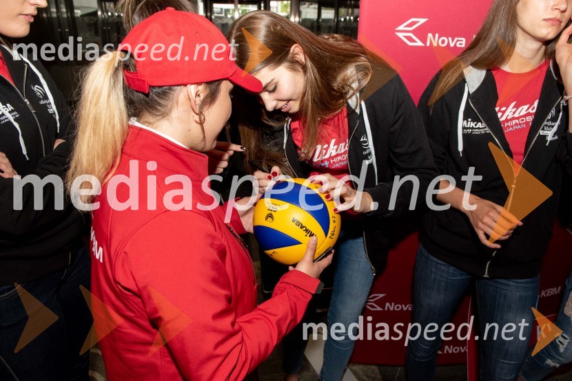 Sprejem odbojkaric klub Nova KBM Branik