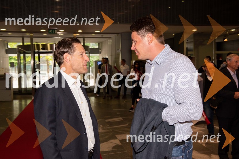  John Denhof, predsednik uprave NKBM;  Mitja Koželj, direktor Nove KBM BranikSprejem odbojkaric klub Nova KBM Branik