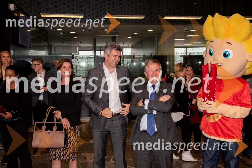  ... ;  ... ;  ... ;  Jon Locke, član uprave NKBMSprejem odbojkaric klub Nova KBM Branik