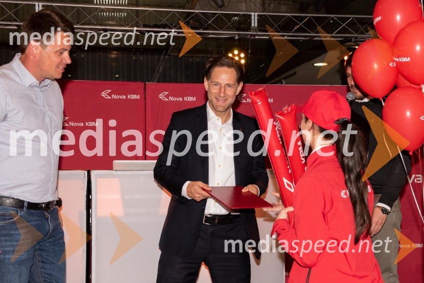  ... ;  John Denhof, predsednik uprave NKBMSprejem odbojkaric klub Nova KBM Branik