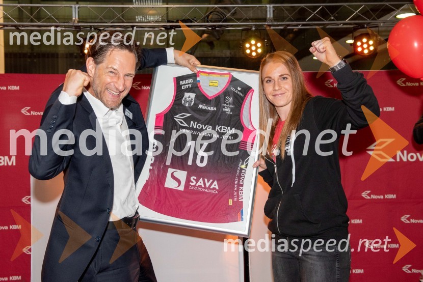  John Denhof, predsednik uprave NKBM;  ... Sprejem odbojkaric klub Nova KBM Branik