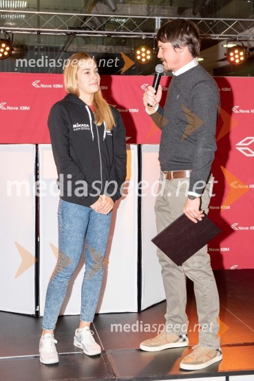  Anita Sobočan, OK Nova KBM Branik;  Mitja Šeško, moderator prireditev Sprejem odbojkaric klub Nova KBM Branik