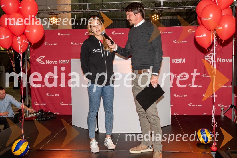  Anita Sobočan, OK Nova KBM Branik;  Mitja Šeško, moderator prireditev Sprejem odbojkaric klub Nova KBM Branik