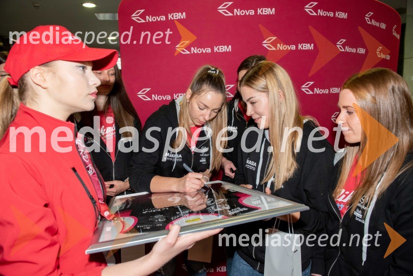 Sprejem odbojkaric klub Nova KBM Branik