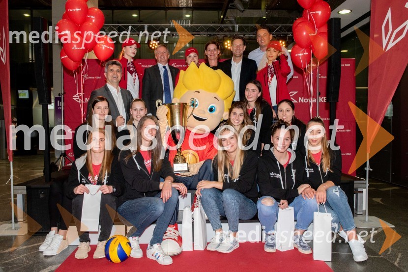 Sprejem odbojkaric klub Nova KBM Branik