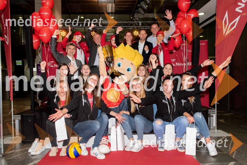 Sprejem odbojkaric klub Nova KBM Branik