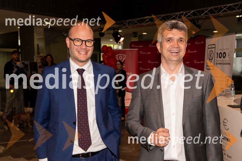  Jernej Smisl, direktor korporativnega komuniciranja in strateškega marketinga pri Novi KBM;  ... Sprejem odbojkaric klub Nova KBM Branik