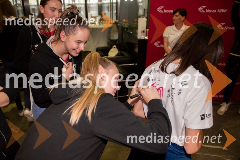 Sprejem odbojkaric klub Nova KBM Branik