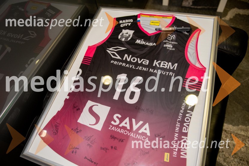 Sprejem odbojkaric klub NKBM BranikSprejem odbojkaric klub Nova KBM Branik