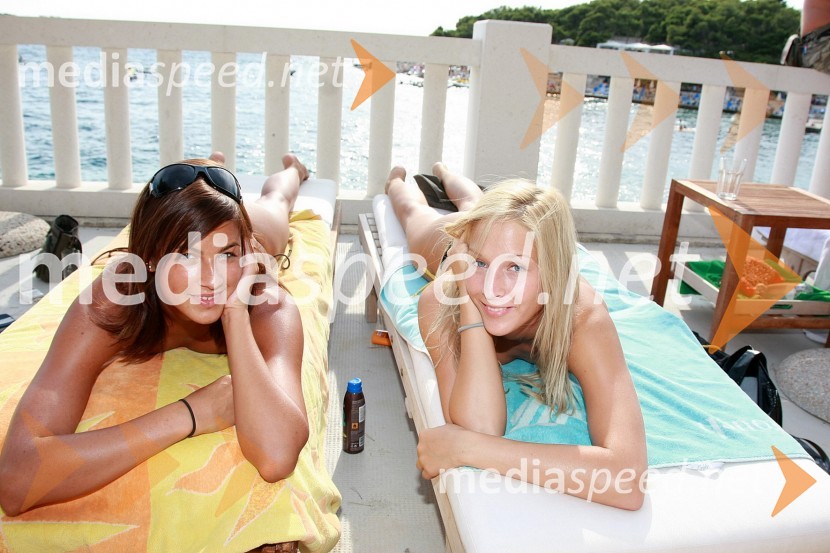 Brina Knaus, manekenka in Sara Hudarin, Top model JV EvropeZnani Slovenci na počitnicah