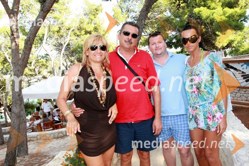 Edi Žonta z ženo in ...Znani Slovenci na počitnicah