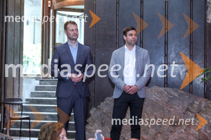  Primož Anžlin, inštruktor za prodajno osebje, Toyota Adria d.o.o.;  Tomaž Šoštar, Lexus SlovenijaLexus UX, slovenska predstavitev