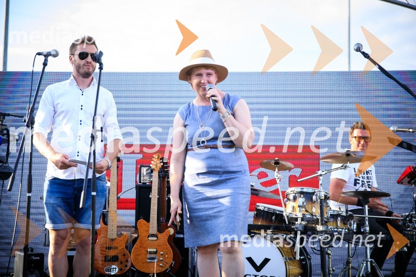  Denis Avdić, voditelj;  Simona  Dakič Nemanič, urednica revije ZvezdeZvezde pod klobuki 2019