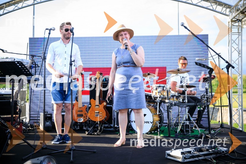  Denis Avdić, voditelj;  Simona  Dakič Nemanič, urednica revije ZvezdeZvezde pod klobuki 2019