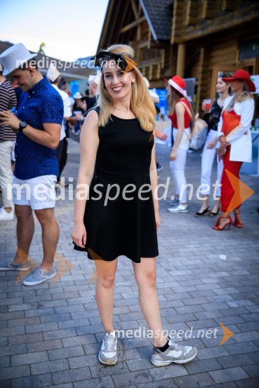  Urška Kosec, pevkaZvezde pod klobuki 2019