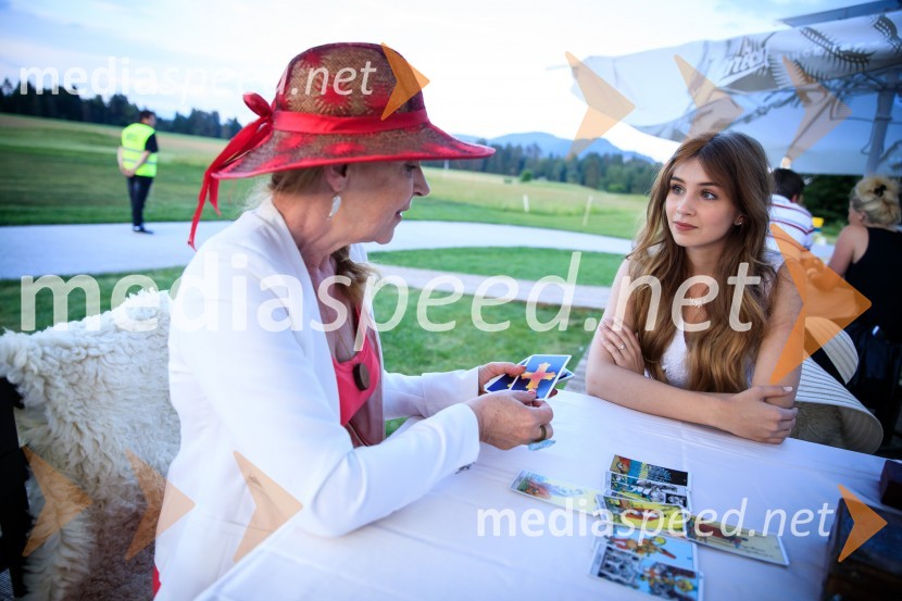  ... ;  Saša Lešnjek, pevka, igralkaZvezde pod klobuki 2019