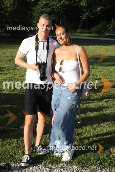  ... ;  Marija Masle, pevkaVino in vrtnice 2019