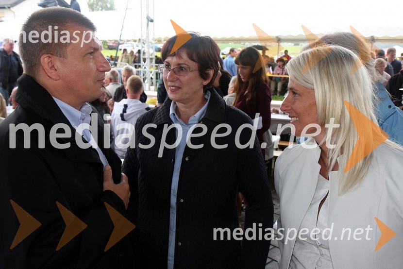 Dragutin Mate, minister za notranje zadeve, Bernarda Ronutti, članica SDS in Katja Koren Miklavec, nekdanja smučarkaFestival SDS