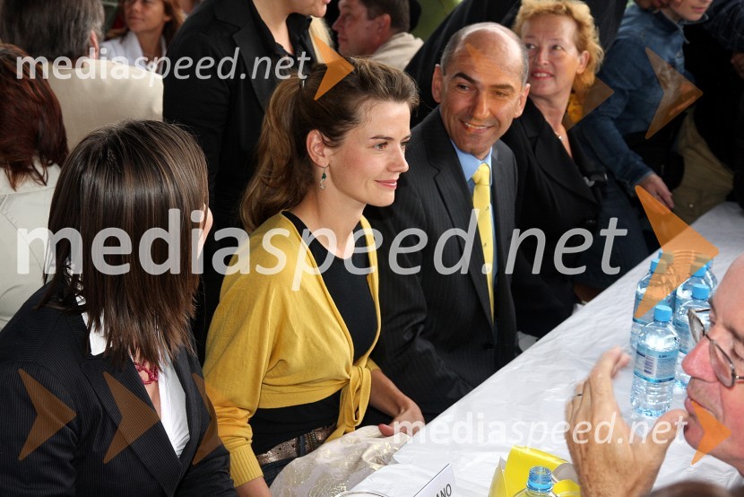 Andreja Valič, spremljevalka Mirana Zvera, Urška Bačovnik, zaročenka Janeza Janša in Janez Janša, predsednik Vlade Republike SlovenijeFestival SDS