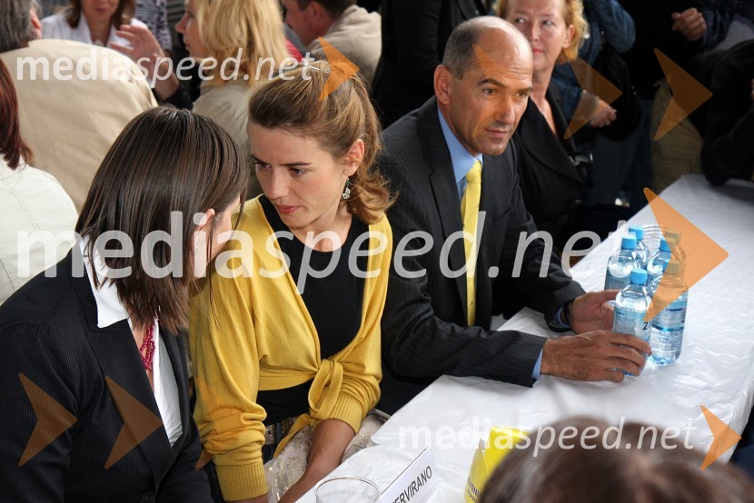 Andreja Valič, spremljevalka Mirana Zvera, Urška Bačovnik, zaročenka Janeza Janša in Janez Janša, predsednik Vlade Republike SlovenijeFestival SDS