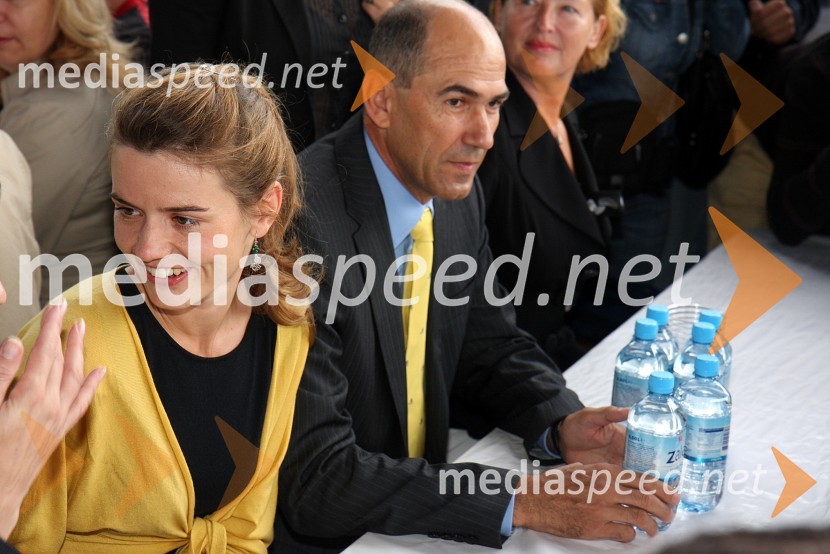 Urška Bačovnik, zaročenka Janeza Janše in Janez Janša, predsednik Vlade Republike SlovenijeFestival SDS