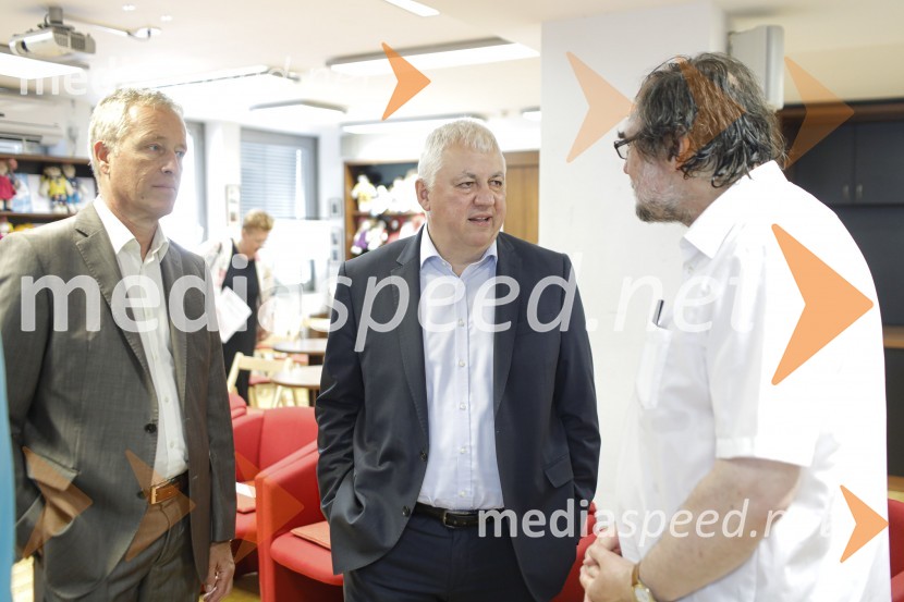  Bojan Švigelj, glavni urednik, Mladinska knjiga;  Peter Tomšič, predsednik uprave, Mladinska knjiga Založba;  Boris A. Novak, pesnik, pisatelj, prevajalecLevstikovi nagradi 2019 v roke Borisa A. Novaka in Jelki Godec Schmidt