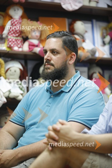  Boštjan Gorenc - Pižama, stand up komikLevstikovi nagradi 2019 v roke Borisa A. Novaka in Jelki Godec Schmidt