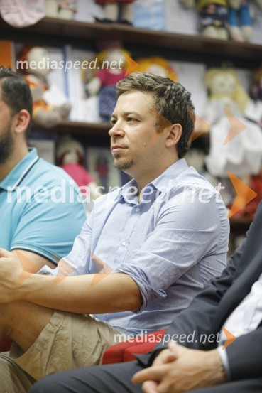  Matej  de Cecco, ilustratorLevstikovi nagradi 2019 v roke Borisa A. Novaka in Jelki Godec Schmidt