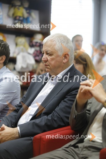  Peter Tomšič, predsednik uprave, Mladinska knjiga ZaložbaLevstikovi nagradi 2019 v roke Borisa A. Novaka in Jelki Godec Schmidt