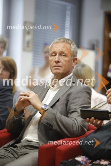  Bojan Švigelj, glavni urednik, Mladinska knjigaLevstikovi nagradi 2019 v roke Borisa A. Novaka in Jelki Godec Schmidt