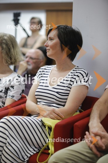  Maša Kozjek, ilustratorkaLevstikovi nagradi 2019 v roke Borisa A. Novaka in Jelki Godec Schmidt