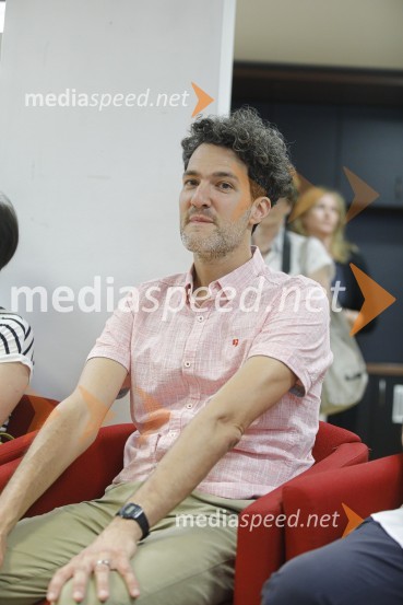  Jure Engelsberger, ilustratorLevstikovi nagradi 2019 v roke Borisa A. Novaka in Jelki Godec Schmidt