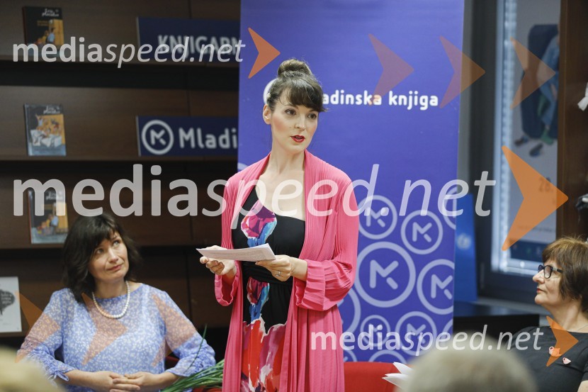 Levstikovi nagradi 2019 v roke Borisa A. Novaka in Jelki Godec Schmidt