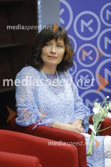  Anja Štefan, pisateljicaLevstikovi nagradi 2019 v roke Borisa A. Novaka in Jelki Godec Schmidt