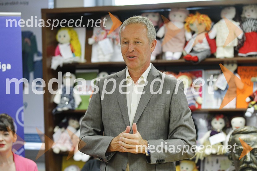  Bojan Švigelj, glavni urednik, Mladinska knjigaLevstikovi nagradi 2019 v roke Borisa A. Novaka in Jelki Godec Schmidt