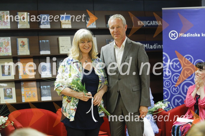  Jelka Godec Schmidt, ilustratorka;  Bojan Švigelj, glavni urednik, Mladinska knjigaLevstikovi nagradi 2019 v roke Borisa A. Novaka in Jelki Godec Schmidt