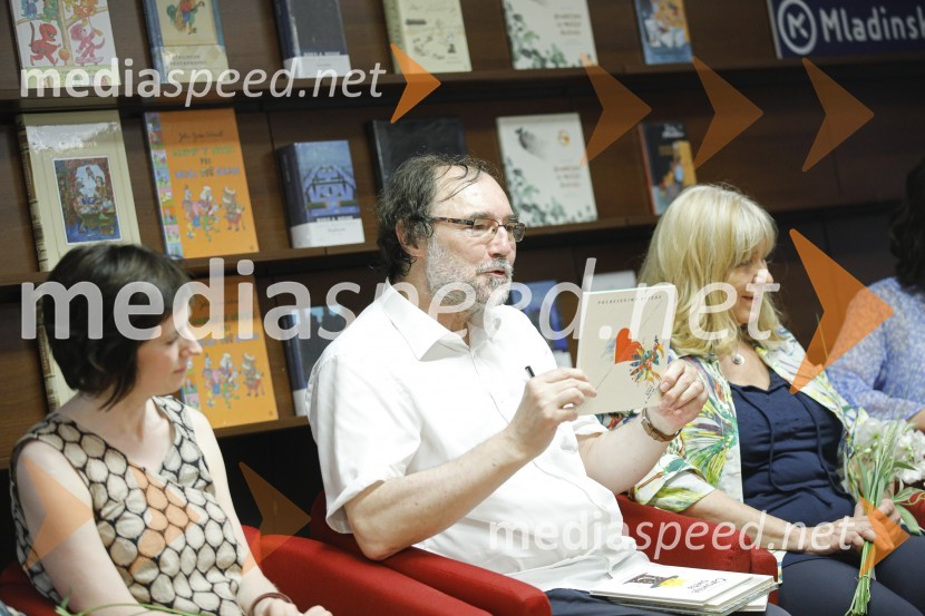  Boris A. Novak, pesnik, pisatelj, prevajalecLevstikovi nagradi 2019 v roke Borisa A. Novaka in Jelki Godec Schmidt