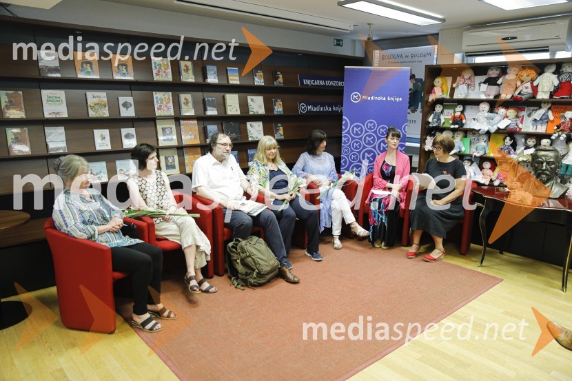 Levstikovi nagradi 2019 v roke Borisa A. Novaka in Jelki Godec Schmidt