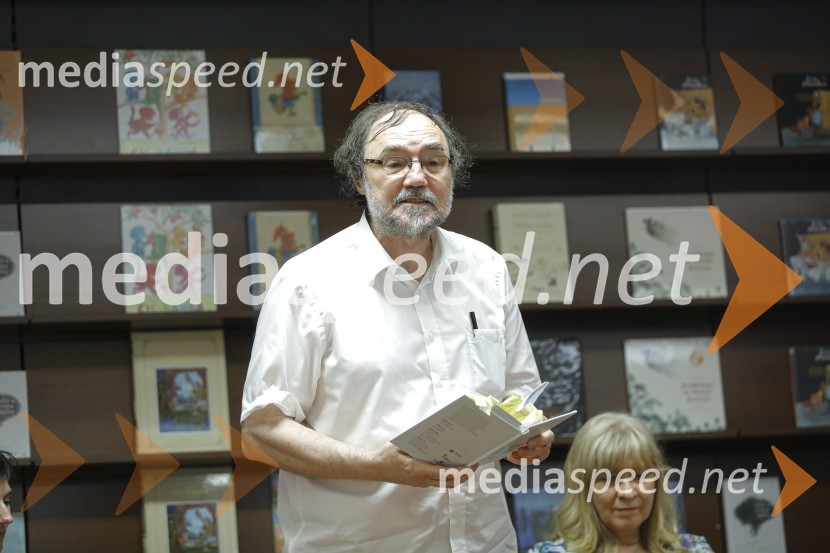  Boris A. Novak, pesnik, pisatelj, prevajalecLevstikovi nagradi 2019 v roke Borisa A. Novaka in Jelki Godec Schmidt