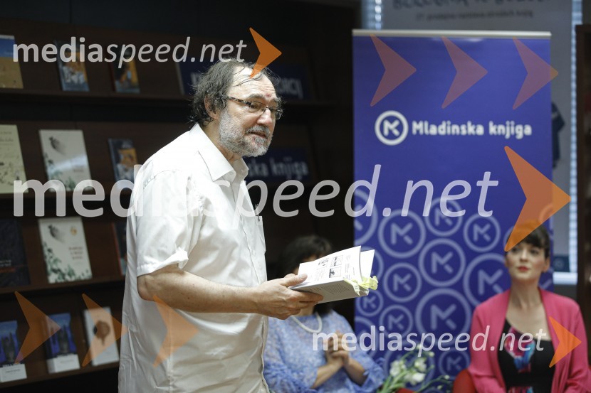  Boris A. Novak, pesnik, pisatelj, prevajalecLevstikovi nagradi 2019 v roke Borisa A. Novaka in Jelki Godec Schmidt